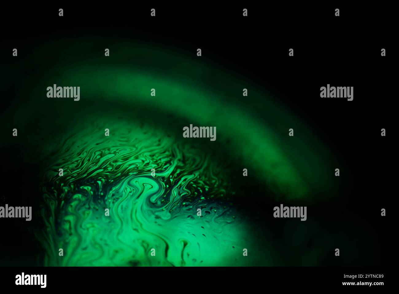 Grüne Fluidplatten, flüssige Abstraktion, Farbwellen, tiefdunkle Hintergründe Stockfoto