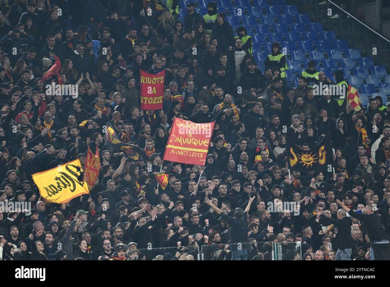 Anhänger von U.S. Lecce während des 15. Tages der Serie A Meisterschaft zwischen A. S. Roma und U.S. Lecce im Olympiastadion am 7. Dezember 2024 in Rom, Italien. Stockfoto