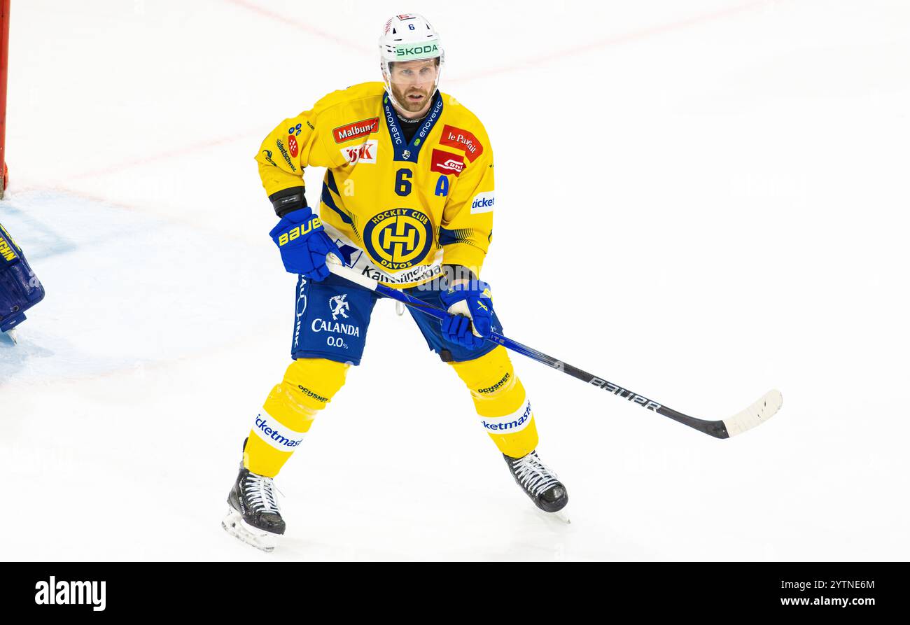 Kloten, Schweiz, 13. November 2024: #6 Klas Dahlbeck, Verteidiger HC Davos. (Foto: Andreas Haas/dieBildmanufaktur) Stockfoto