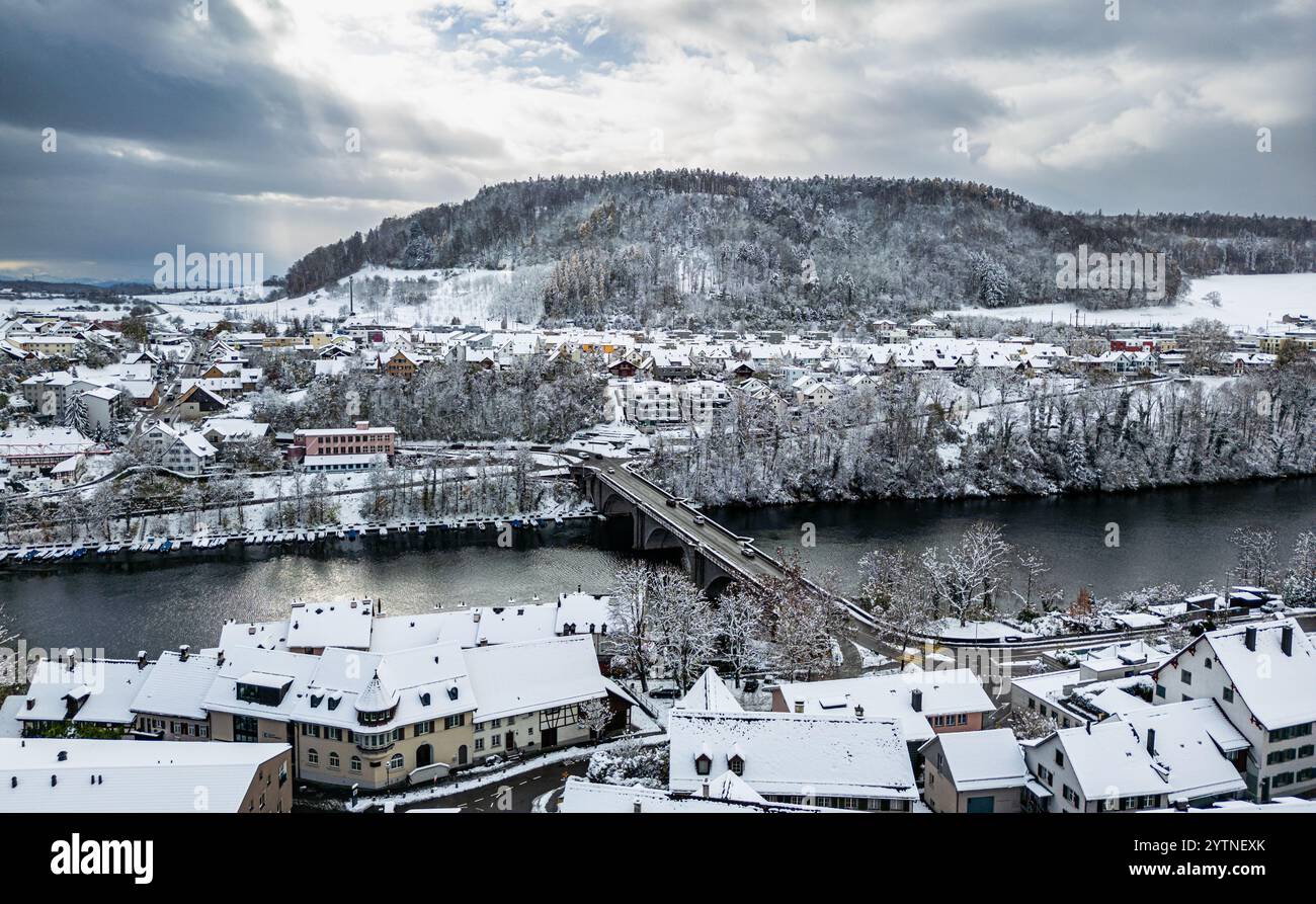 Eglisau, Schweiz, 22. November 2024: Blick über den Rhein bei Eglisau. Starker Schneefall verursachte innerhalb weniger Stunden 10 bis 15 Zentimeter Schnee. (Pho Stockfoto