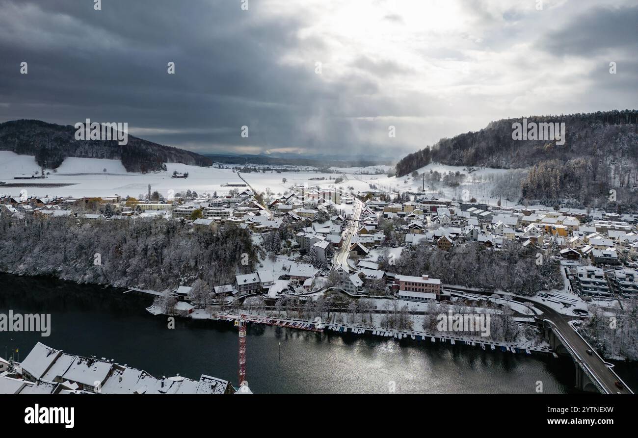 Eglisau, Schweiz, 22. November 2024: Blick über den Rhein bei Eglisau. Starker Schneefall verursachte innerhalb weniger Stunden 10 bis 15 Zentimeter Schnee. (Pho Stockfoto