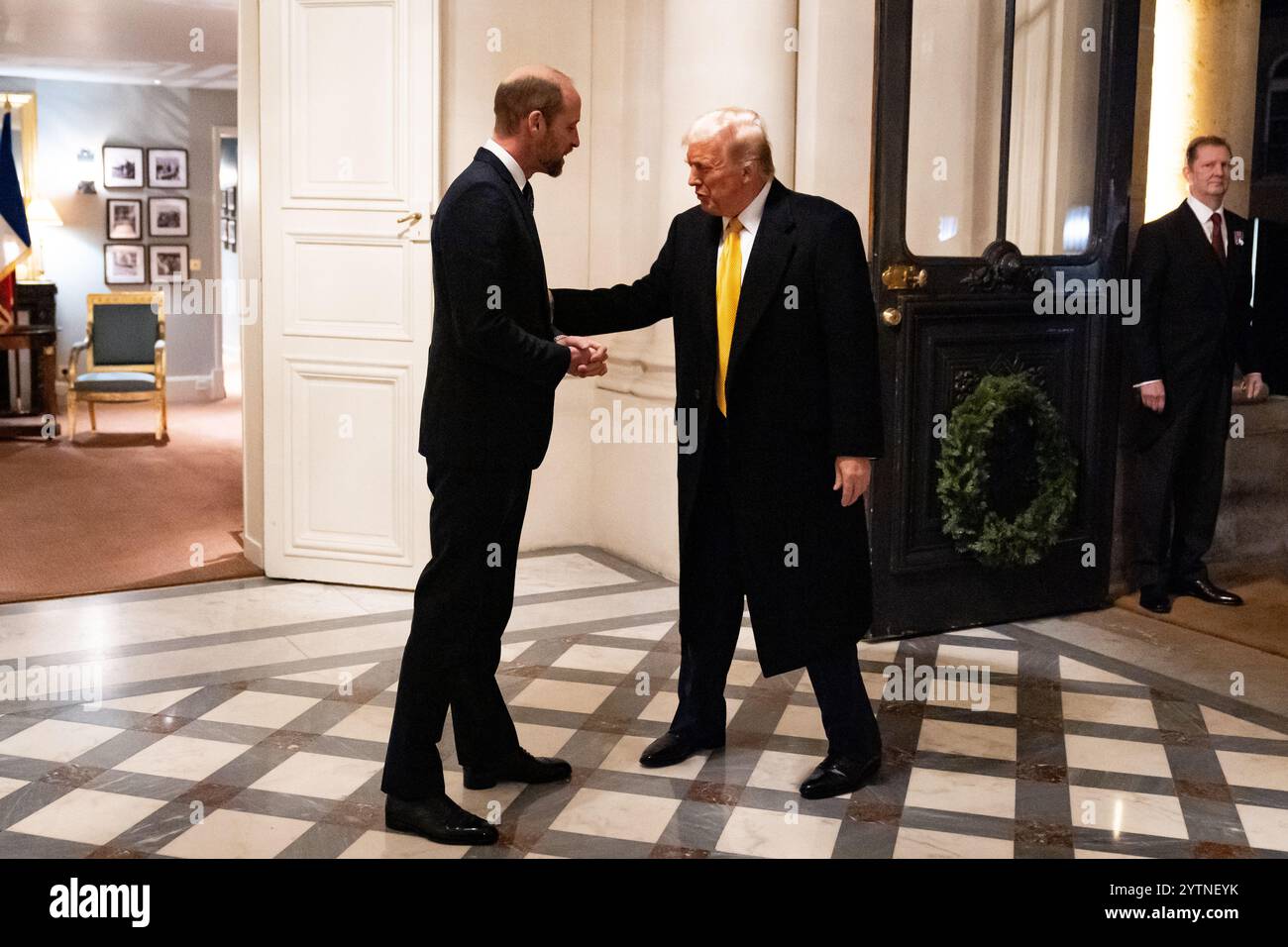 Der Prinz von Wales begrüßt den gewählten US-Präsidenten Donald Trump in der Residenz der britischen Botschafter in Paris, Frankreich, vor seinem Treffen. Das Paar besuchte die Wiedereröffnung der Kathedrale Notre-Dame. Bilddatum: Samstag, 7. Dezember 2024. Stockfoto