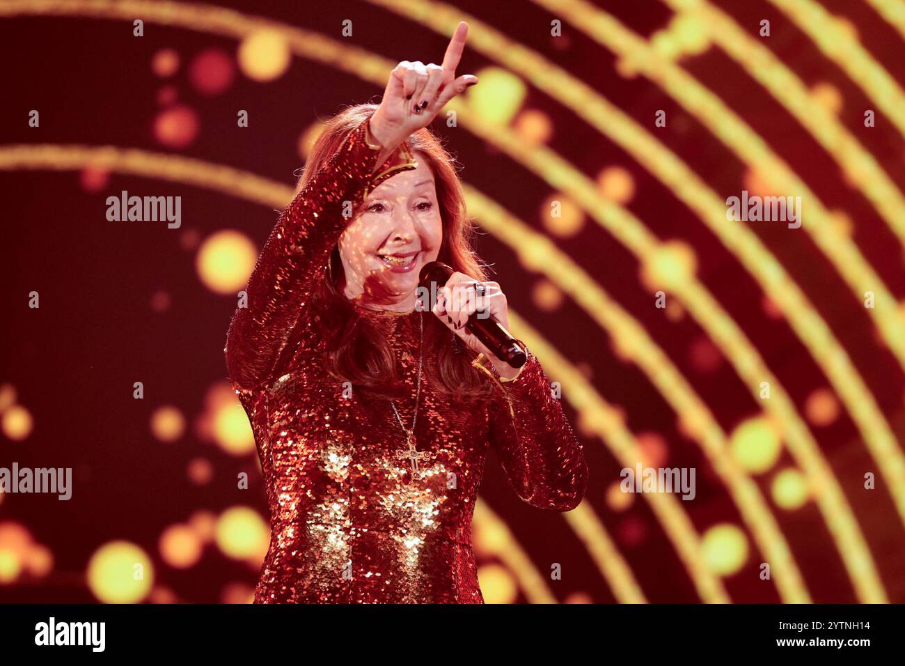 Berlin, Deutschland. Dezember 2024. Sängerin Vicky Leandros geht auf die Bühne der Wohltätigkeitsgala „ein Herz für Kinder“. Die TV-Gala wird vom ZDF aus dem Studio in Berlin-Adlershof ausgestrahlt. Quelle: Carsten Koall/dpa/Alamy Live News Stockfoto