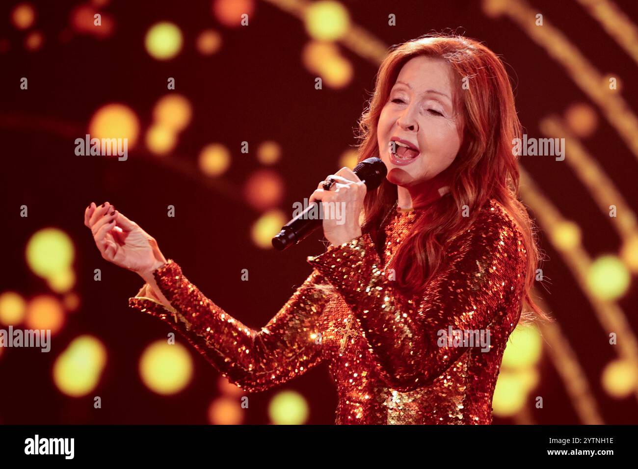 Berlin, Deutschland. Dezember 2024. Sängerin Vicky Leandros geht auf die Bühne der Wohltätigkeitsgala „ein Herz für Kinder“. Die TV-Gala wird vom ZDF aus dem Studio in Berlin-Adlershof ausgestrahlt. Quelle: Carsten Koall/dpa/Alamy Live News Stockfoto