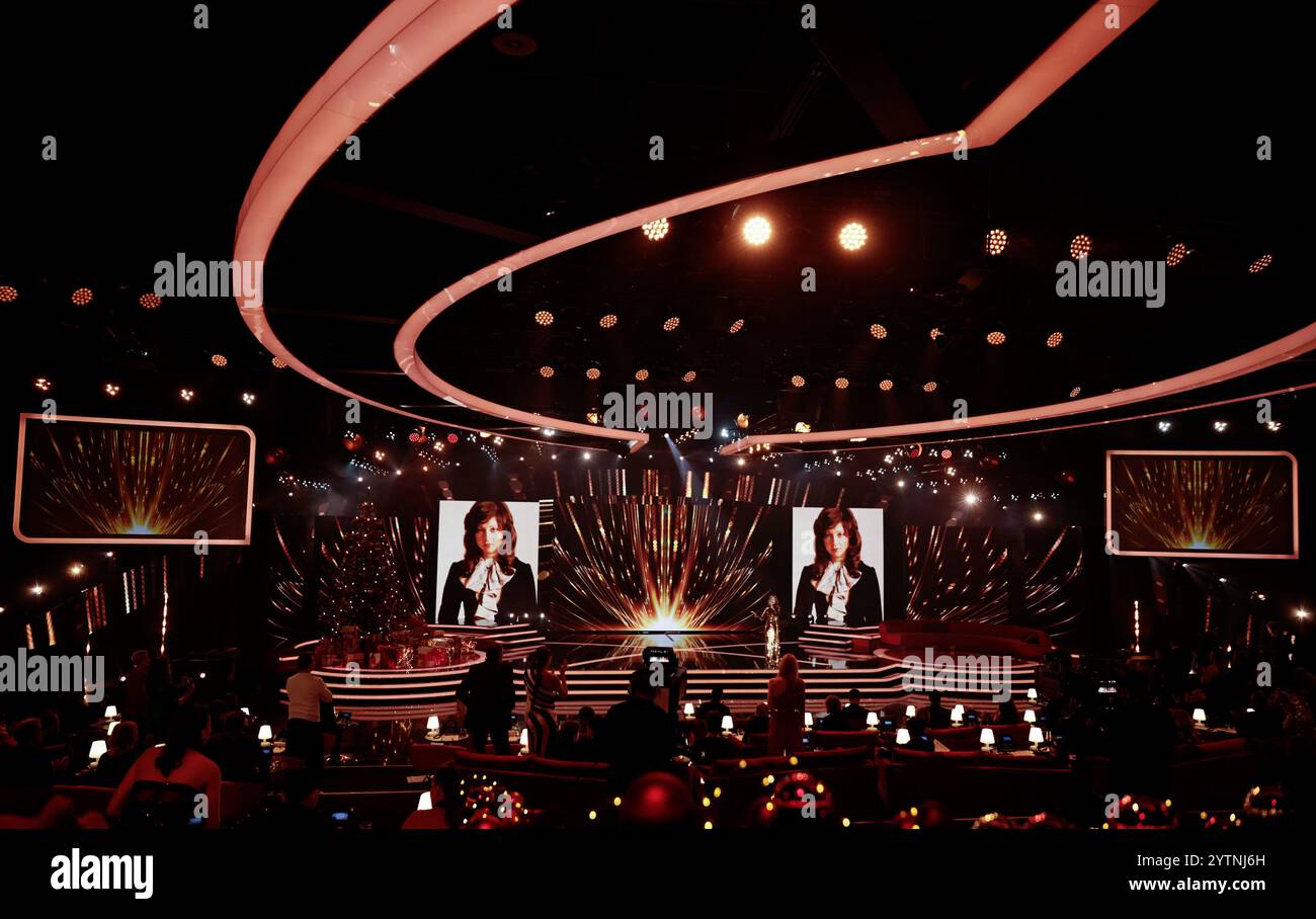 Berlin, Deutschland. Dezember 2024. Sängerin Vicky Leandros geht auf die Bühne der Wohltätigkeitsgala „ein Herz für Kinder“. Die TV-Gala wird vom ZDF aus dem Studio in Berlin-Adlershof ausgestrahlt. Quelle: Carsten Koall/dpa/Alamy Live News Stockfoto