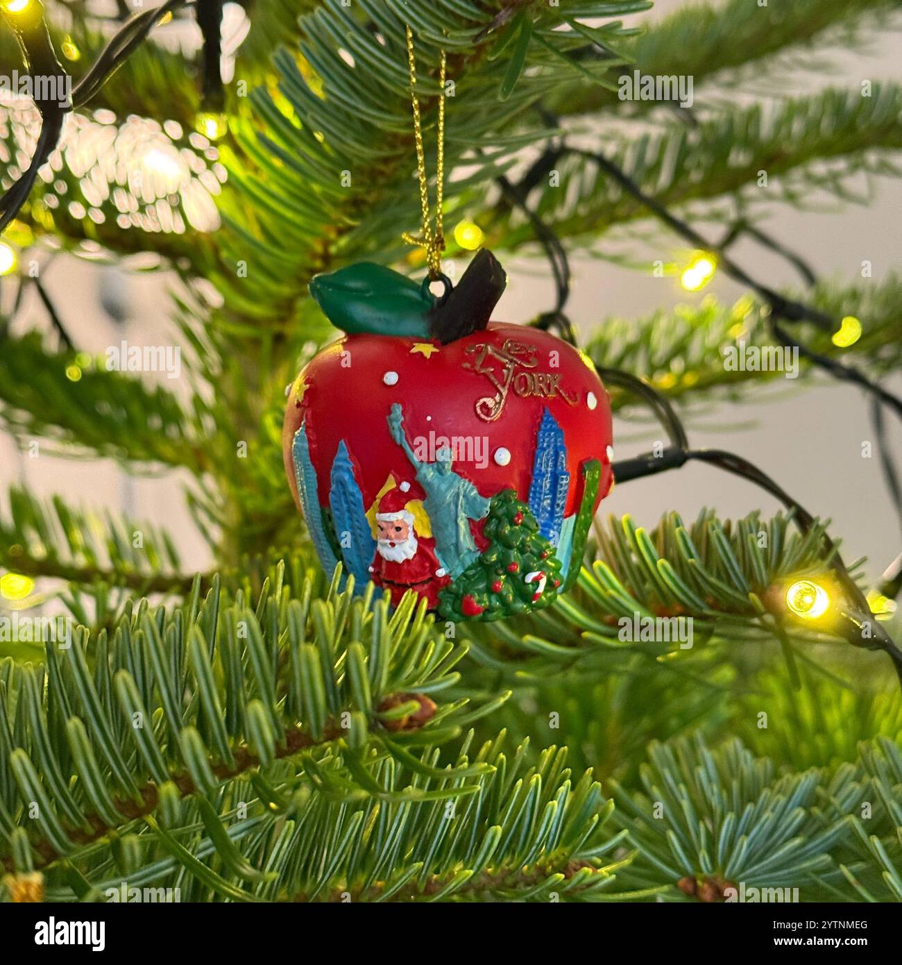 Big Apple New York Weihnachtsbaumschmuck in einer echten Nordmann-Tanne - Smartphone-aufgenommenes Stockfoto
