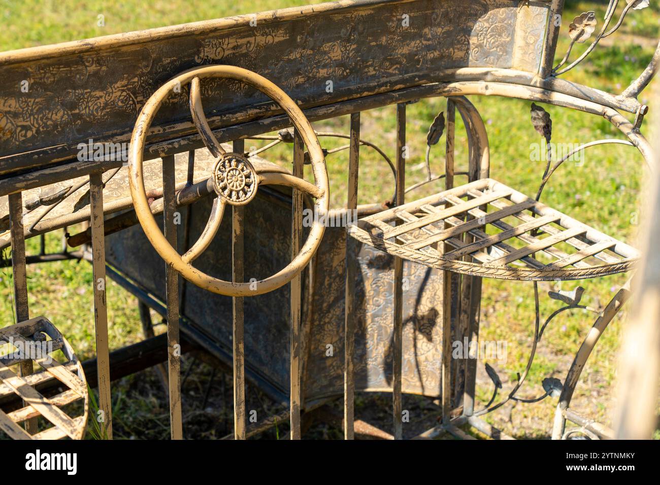 Künstlerisches Auto aus rostigem Metall Stockfoto