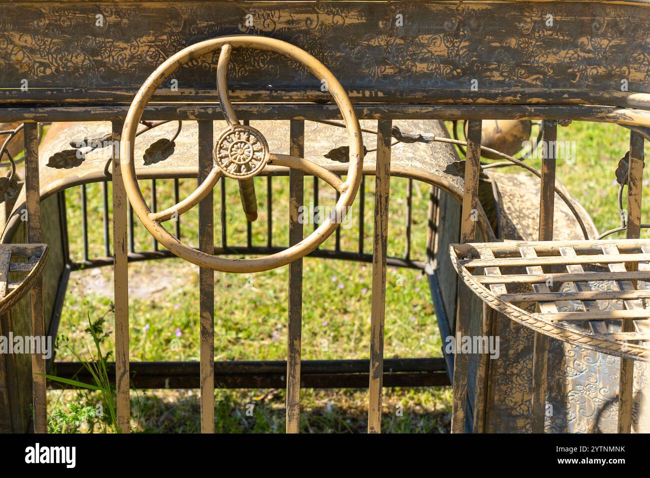 Künstlerisches Auto aus rostigem Metall Stockfoto