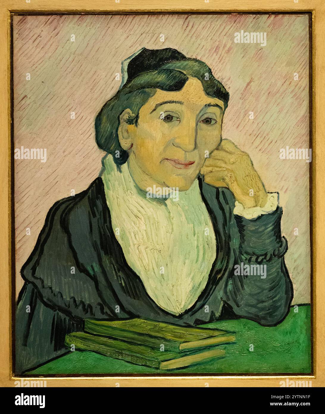 Van Gogh „The Arlesienne“ (Porträt der Madame Ginoux) 1890; eine von einer Serie, Van Gogh Porträt einer Frau; Gemälde aus dem 19. Jahrhundert. Frau in der Malerei. Stockfoto