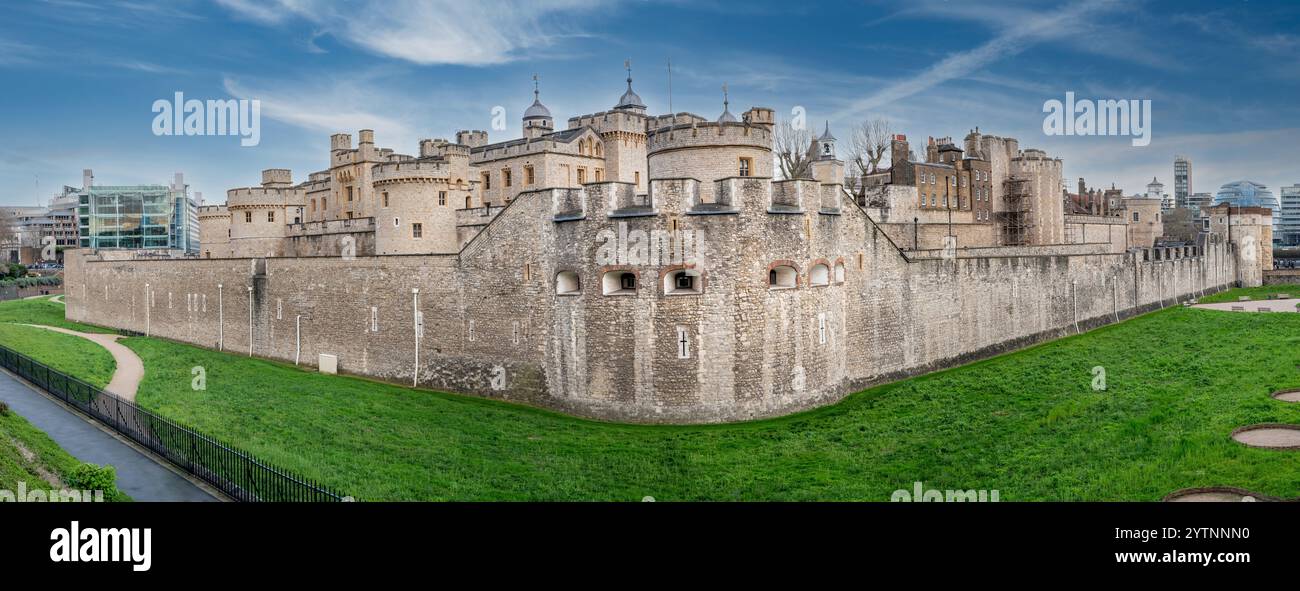 Der Tower of London, offiziell her Majesty's Royal Palace, ist eine historische Burg im Zentrum Londons. Stockfoto