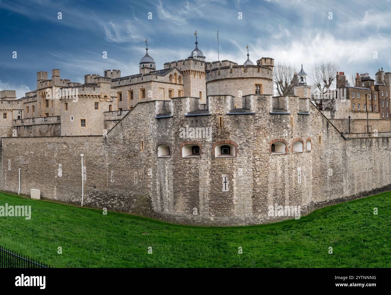 Der Tower of London, offiziell her Majesty's Royal Palace, ist eine historische Burg im Zentrum Londons. Stockfoto