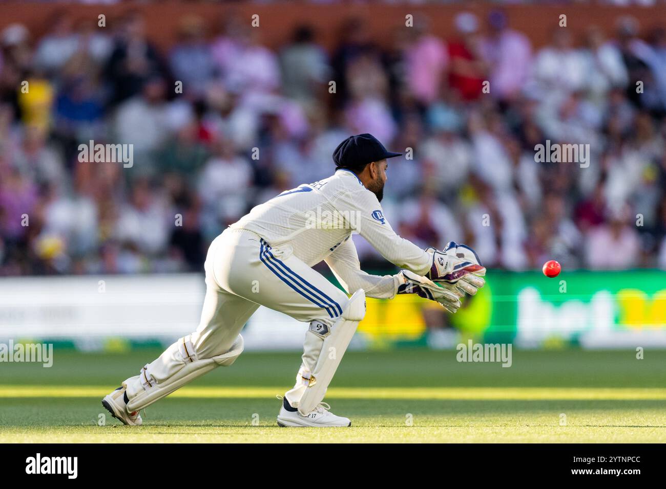 Adelaide, Australien, 7. Dezember 2024. Rishabh Pant of India sammelt den Ball am 2. Tag des NRMA Insurance Day-Night Test Matches zwischen Australien und Indien im Adelaide Oval am 7. Dezember 2024 in Adelaide, Australien. Quelle: Santanu Banik/Speed Media/Alamy Live News Stockfoto