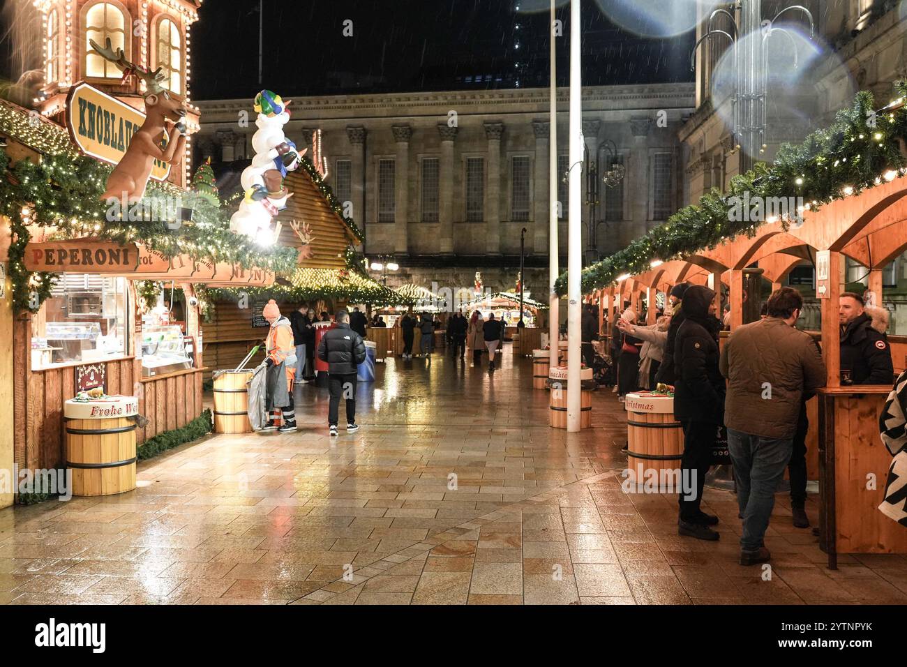 Victoria Square, Birmingham, 7. Dezember 2024 - der Frankfurter Markt in Birmingham war ruhiger als an einem normalen Samstagabend, da viele Ratschläge bekamen, drinnen zu bleiben. Im Vergleich zum Freitag waren die Bars pratisch leer, da diejenigen, die sich nach draußen gewagt haben, vom treibenden Regen durchnässt und von starkem Wind geputzt wurden. Quelle: British News und Media/Alamy Live News Stockfoto