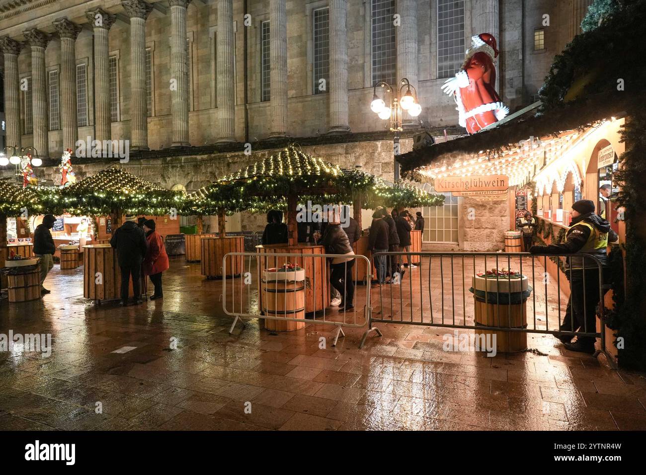 Victoria Square, Birmingham, 7. Dezember 2024 - der Frankfurter Markt in Birmingham war ruhiger als an einem normalen Samstagabend, da viele Ratschläge bekamen, drinnen zu bleiben. Im Vergleich zum Freitag waren die Bars pratisch leer, da diejenigen, die sich nach draußen gewagt haben, vom treibenden Regen durchnässt und von starkem Wind geputzt wurden. Quelle: British News und Media/Alamy Live News Stockfoto