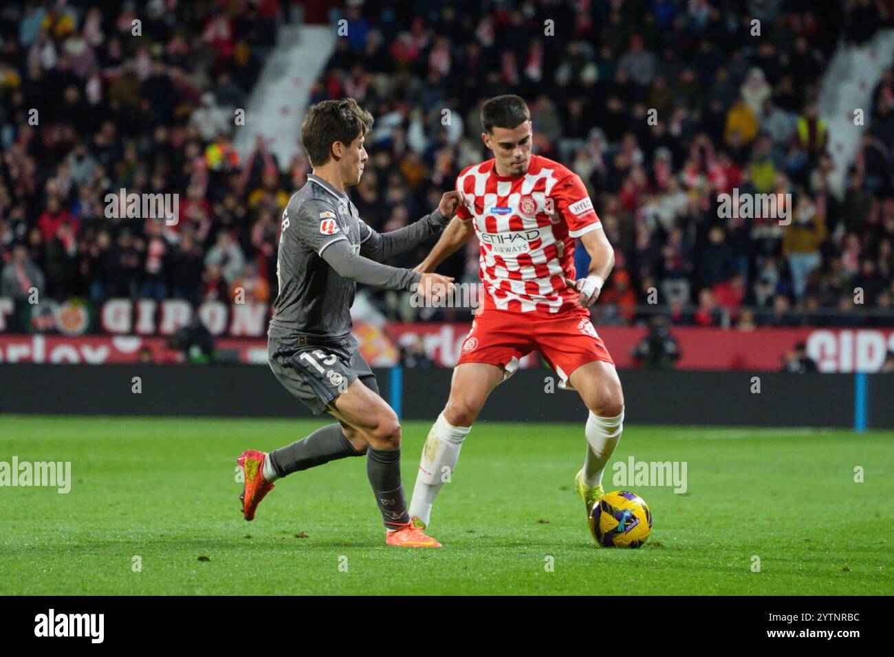 7. Dezember 2024; Estadi Montilivi, Girona, Spanien, Spanisch La Liga Fußball, Girona gegen Real Madrid; Miguel von Girona wird von Guler von Madrid gefordert Stockfoto