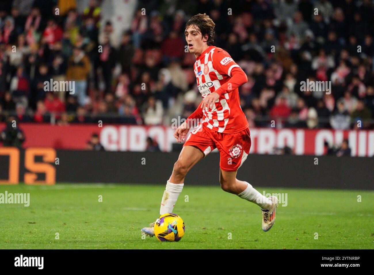 7. Dezember 2024; Estadi Montilivi, Girona, Spanien, spanischer La Liga Fußball, Girona gegen Real Madrid; Bryan von Girona fährt auf dem Ball vorwärts Stockfoto