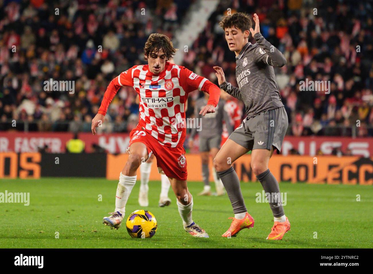 7. Dezember 2024; Estadi Montilivi, Girona, Spanien, spanischer La Liga Fußball, Girona gegen Real Madrid; Bryan von Girona behält den Ball im Besitz Stockfoto