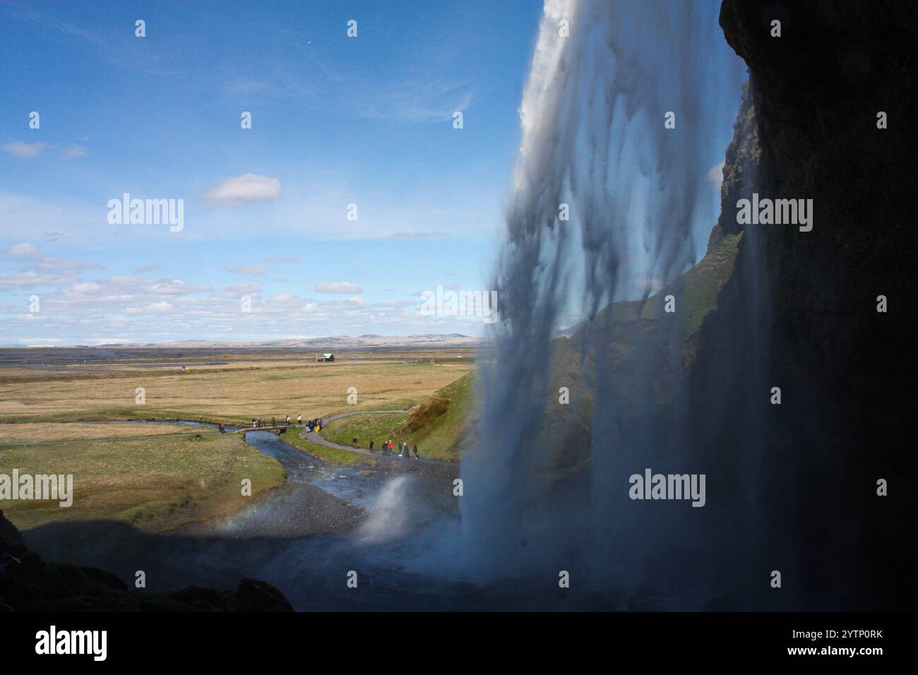 In die Höhlen in Island, beobachten Sie den Wasserfall von oben Stockfoto