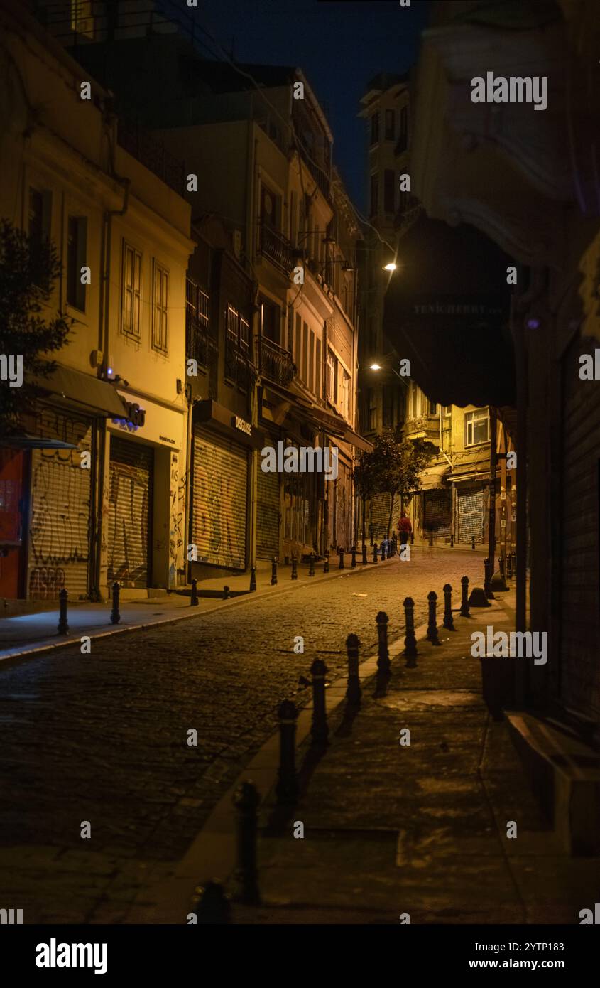 Die alte Istanbul Straße nachts. Stockfoto