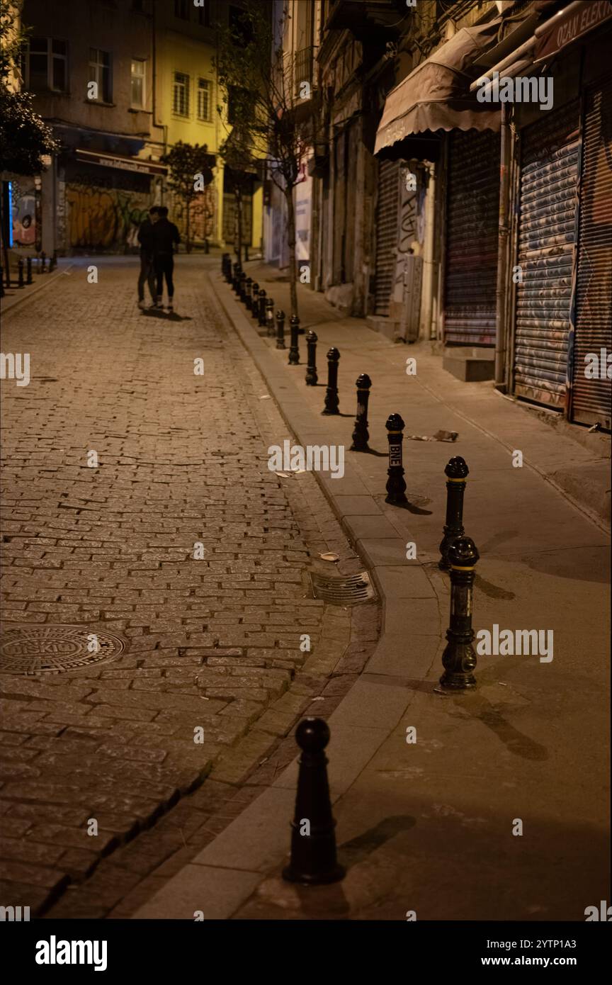 Die alte Istanbul Straße nachts. Stockfoto