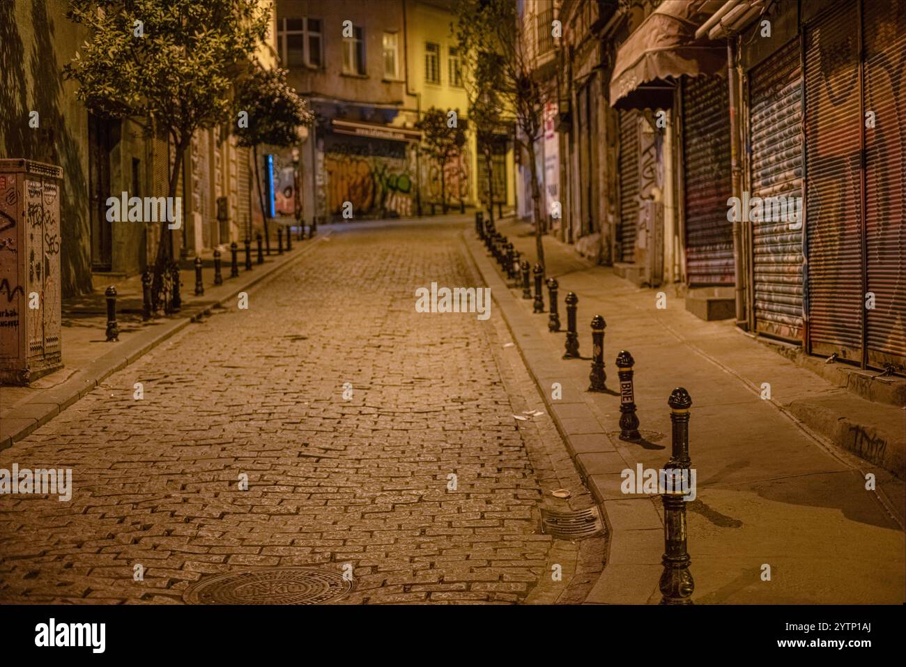 Die alte Istanbul Straße nachts. Stockfoto