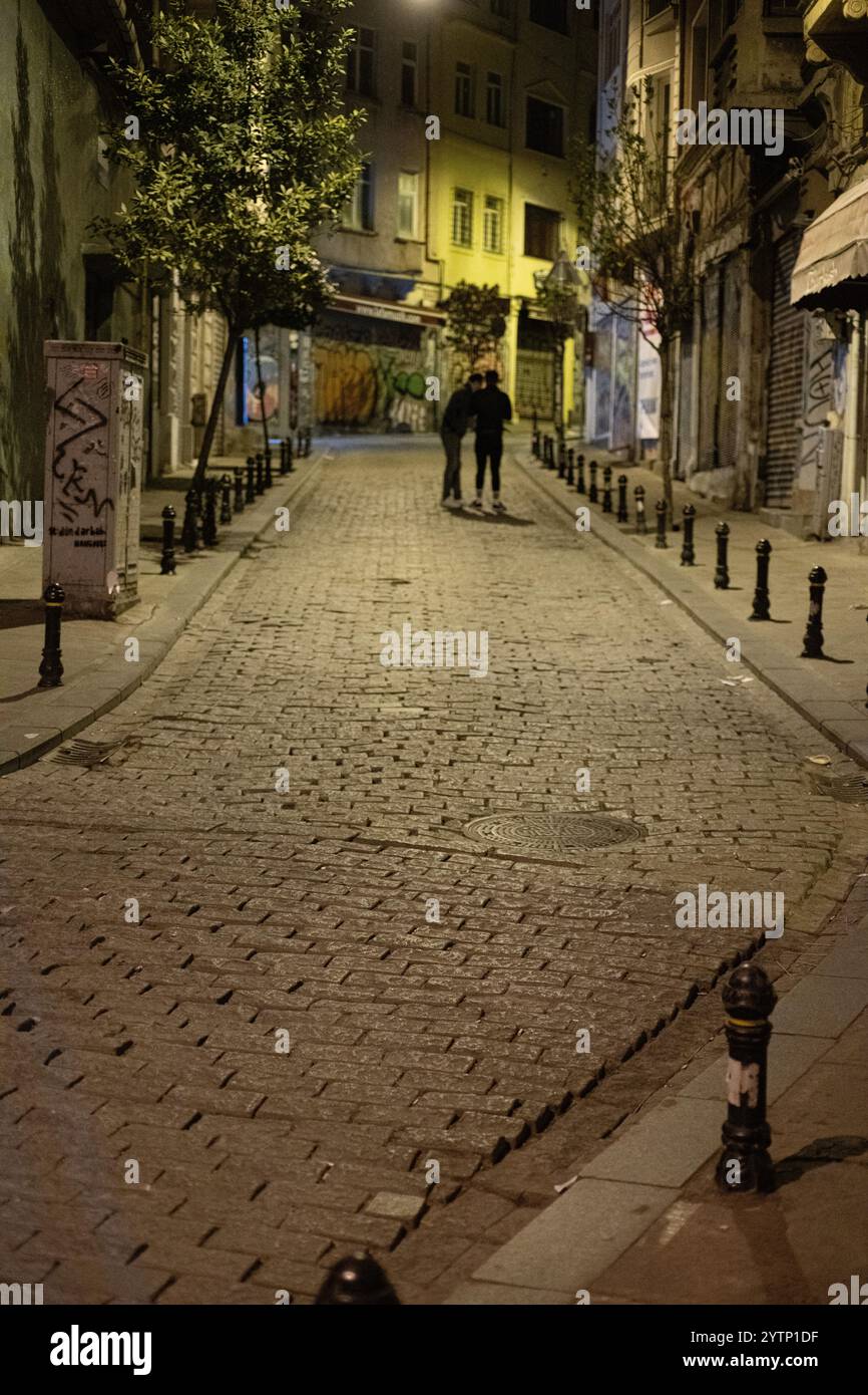 Die alte Istanbul Straße nachts. Stockfoto