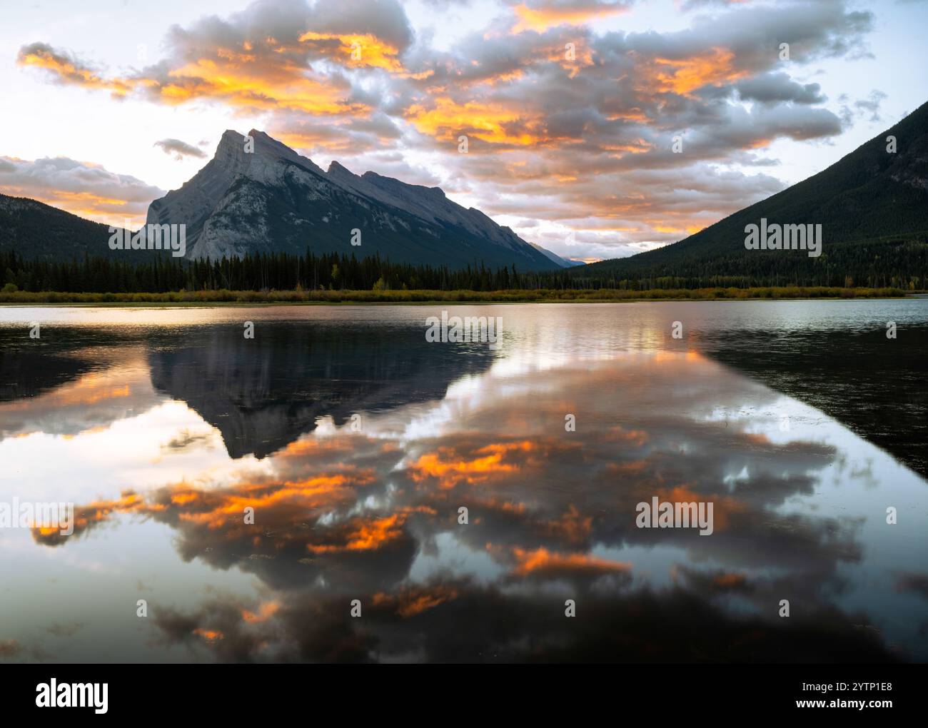 Wolkenreflexionen bei Sonnenuntergang in den Vermilion Lakes vor dem Mount Rundle und dem Sulphur Mountain westlich von Banff, Alberta Stockfoto