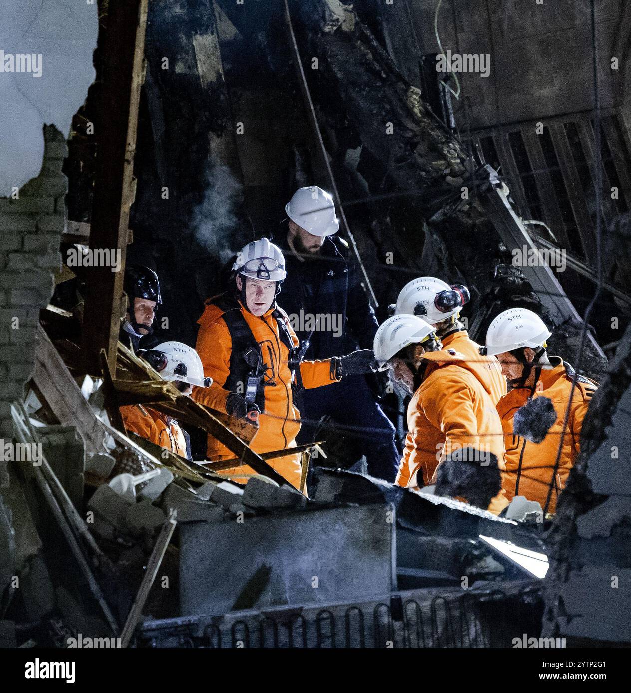 DEN HAAG - die Rettungsdienste bergen eine fünfte Leiche, während sie unter den Trümmern in der Nähe des Tarwekamp nach Opfern suchen. Zwei Explosionen verursachten Verwüstung und zerstörten mehrere Häuser. ANP RAMON VAN FLYMEN niederlande aus - belgien aus Stockfoto