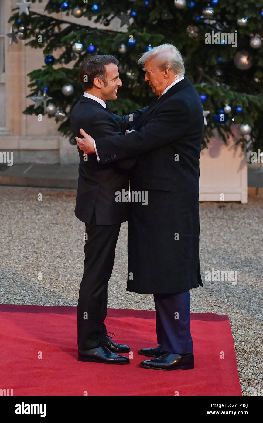 Paris, Frankreich. Dezember 2024. Julien Mattia/Le Pictorium - bilaterale Gespräche im Elysee-Palast am Rande der Wiedereröffnung von Notre Dame de Paris. - 07/12/2024 - Frankreich/Ile-de-France (Region)/Paris - der Präsident Emmanuel Macron empfing den designierten Präsidenten der Vereinigten Staaten von Amerika, Donald Trump, zu einem bilateralen Treffen am Rande der Wiedereröffnung von Notre Dame de Paris am 7. Dezember 2024. Quelle: LE PICTORIUM/Alamy Live News Stockfoto