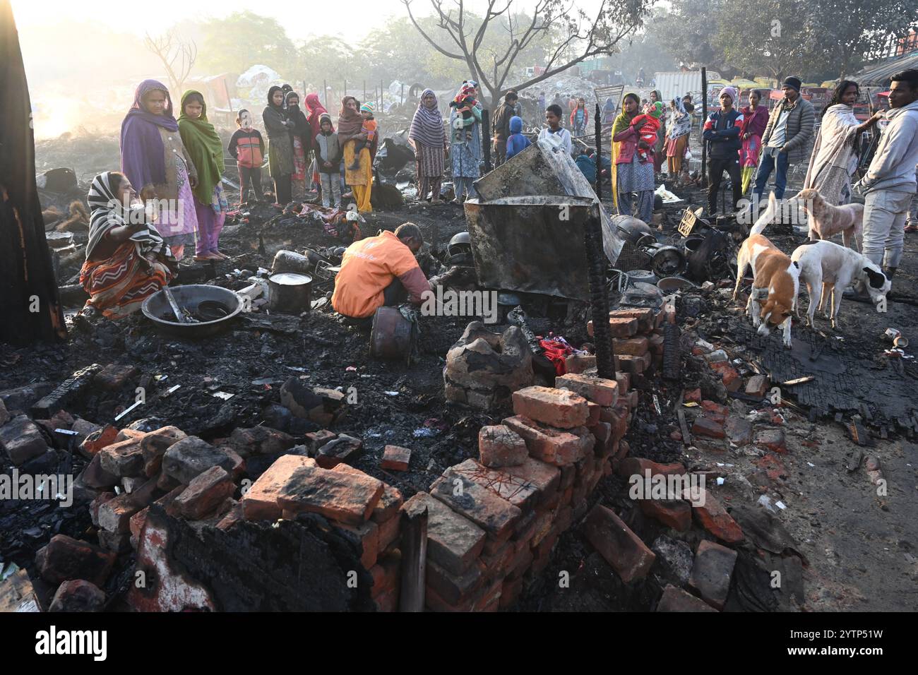 Neu-Delhi, Indien. Dezember 2024. NEW DELHI, INDIEN – 6. DEZEMBER 2024: Ein Brand brach in Rani Garden, Geeta Colony, aus und zerstörte 7-8 Hütten und Lagerhäuser in der Nähe. Bisher wurden keine Verletzungen oder Verletzte gemeldet, sagte ein Beamter. Insgesamt sind 12 Feuerausschreibungen vor Ort anwesend, um das Feuer abzuschütteln, sagte der Offizier. Die Feuerwehrleute brachten den Brand um 3:25 UHR unter Kontrolle und die Kühlarbeiten wurden um 4:10 UHR abgeschlossen, wodurch die Normalität in der Gegend wiederhergestellt wurde. (Foto: Sonu Mehta/Hindustan Times/SIPA USA) Credit: SIPA USA/Alamy Live News Stockfoto