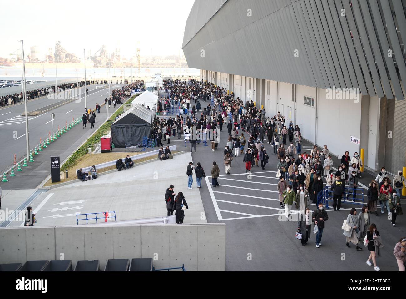 Besucher stehen für die Live-Vorstellung von TVXQ in der Ausstellungshalle 1, Port Messe Nagoya, Minato-ku, Nagoya, Präfektur Aichi, gegen 15:30 Uhr Stockfoto