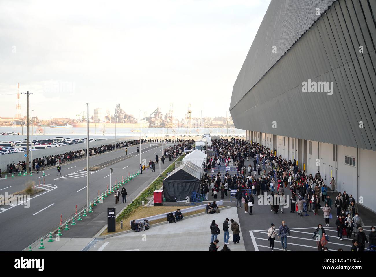 Besucher stehen für die Live-Vorstellung von TVXQ in der Ausstellungshalle 1, Port Messe Nagoya, Minato-ku, Nagoya, Präfektur Aichi, gegen 15:30 Uhr Stockfoto