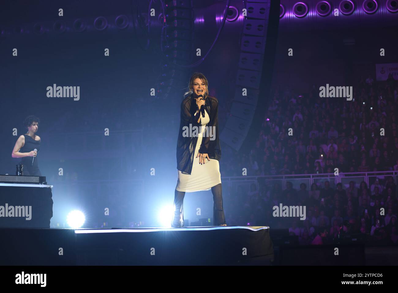 Padua, Italien - 7. Dezember 2024: Alessandra Amoroso tritt live in der Kioene Arena in Padua auf, für ihre Fino a qui in Tour 2024. Credit: Mariano Montella/Alamy Live News Stockfoto