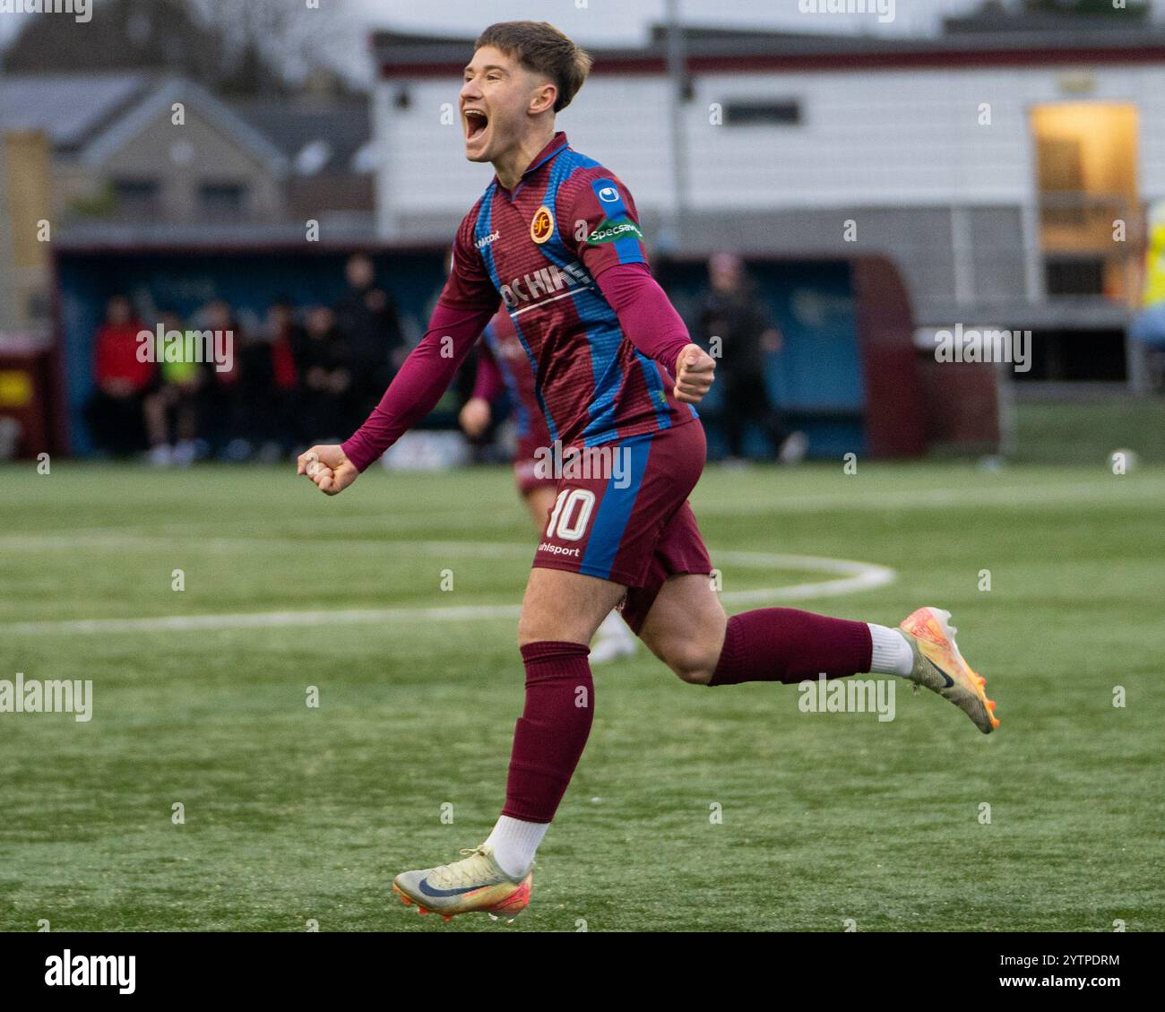 Matt Yates erzielt einen Freistoß, um Stenhousemuir 1-0 zu holen. Stockfoto