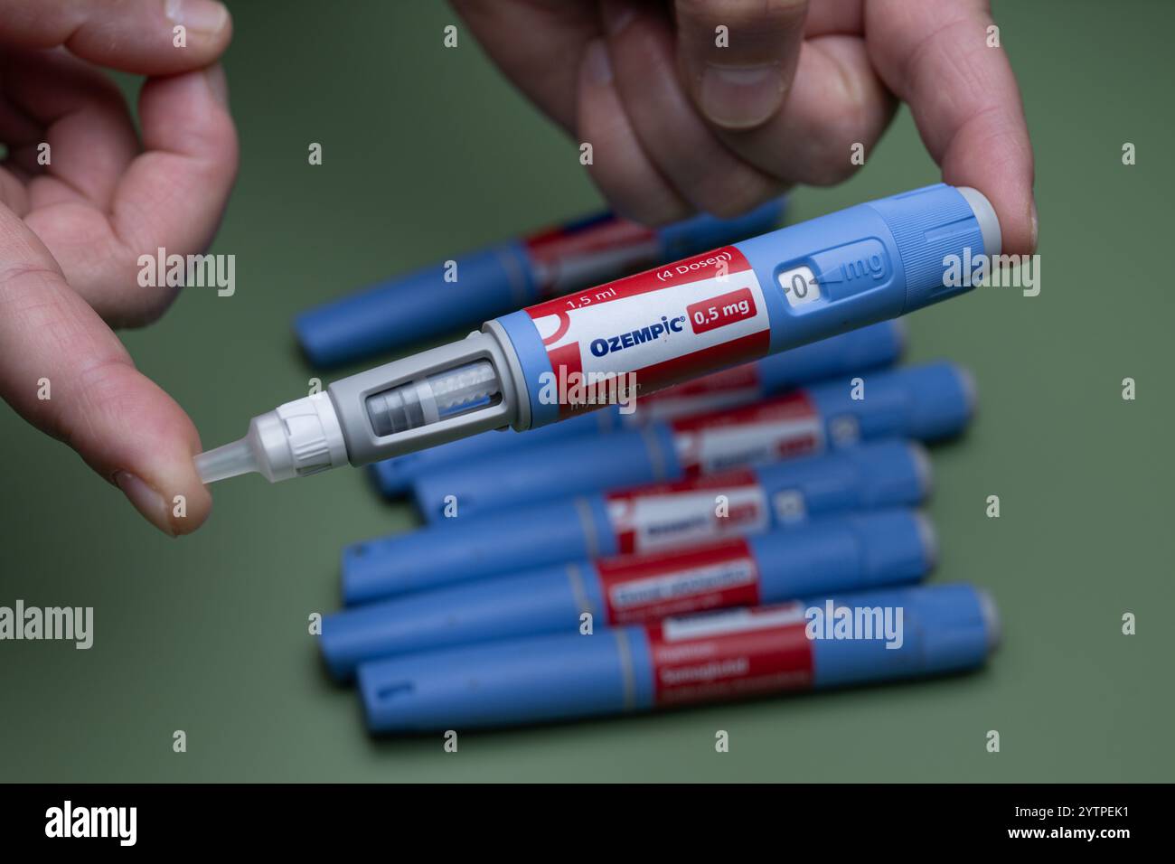 , Deutschland, 07.12.2024, eine Hand hält einen Ozempic-Injektionspen (0,5 mg), mit weiteren Pens im Hintergrund, symbolisiert Diabetesmanagement und Stockfoto