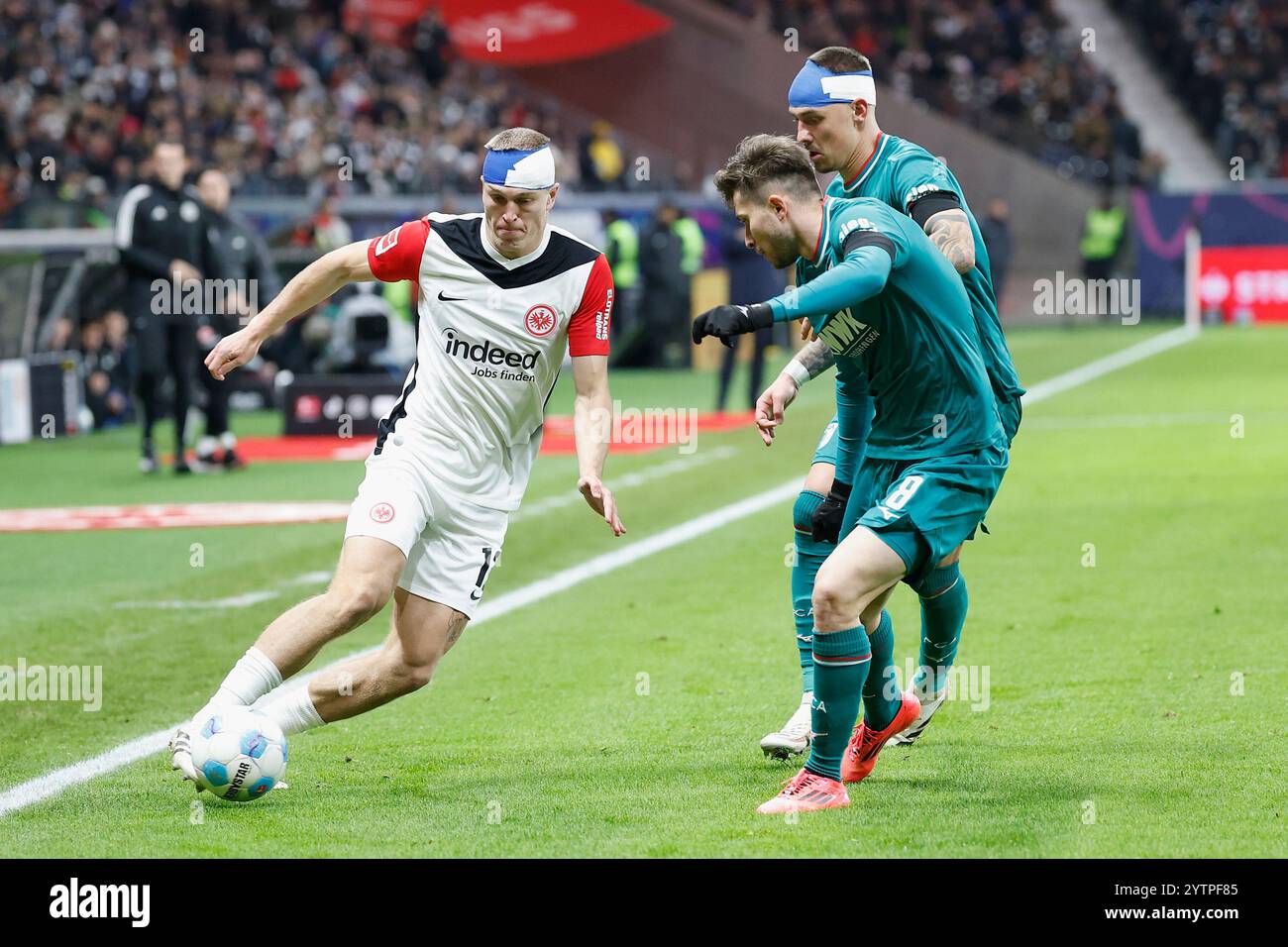 Frankfurt Am Main, Deutschland Dezember 2024. Bild: V.l. Frans Kraetzig (VFB Stuttgart, 13), Phillip Tietz (FC Augsburg, 21) und Elvis Rexhbecaj (FC Augsburg, 8), 07.12.2024, Fussball, Bundesliga, Eintracht Frankfurt - FC Augsburg, GER, Frankfurt am Main, Deutsche Bank Park, DFL-VORSCHRIFTEN VERBIETEN DIE VERWENDUNG VON FOTOGRAFIEN ALS BILDSEQUENZEN UND/ODER QUASI-VIDEO. Quelle: HMB Media/Alamy Live News Stockfoto