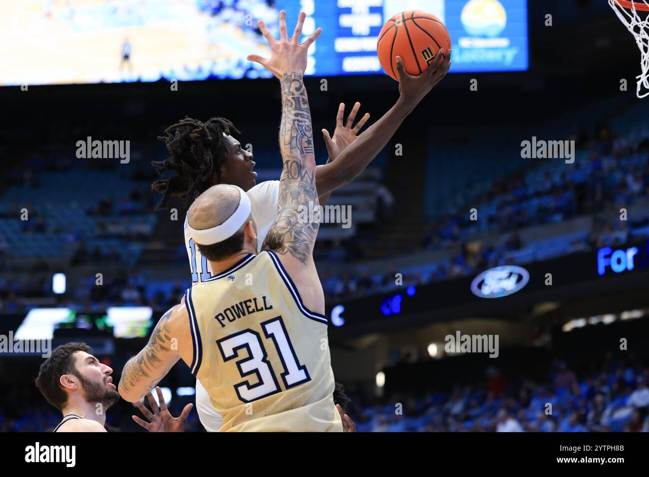 7. Dezember 2024: North Carolina Tar Heels Guard Ian Jackson (11) fährt zum Korb über Georgia Tech Yellow Jackets Forward Duncan Powell (31) während des NCAA Basketballspiels zwischen den Georgia Tech Yellow Jackets und den North Carolina Tar Heels im Dean E. Smith Center in Chapel Hill, North Carolina. Greg Atkins/CSM Stockfoto