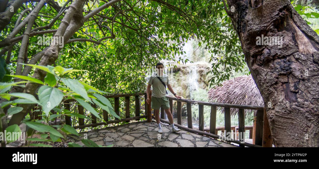 Besucher genießen die üppige Umgebung in Pozas Azules de Atzala und Taxco de Alarcon in Guerrero. Die ruhige Landschaft bietet atemberaubende Wasserfälle und Stockfoto