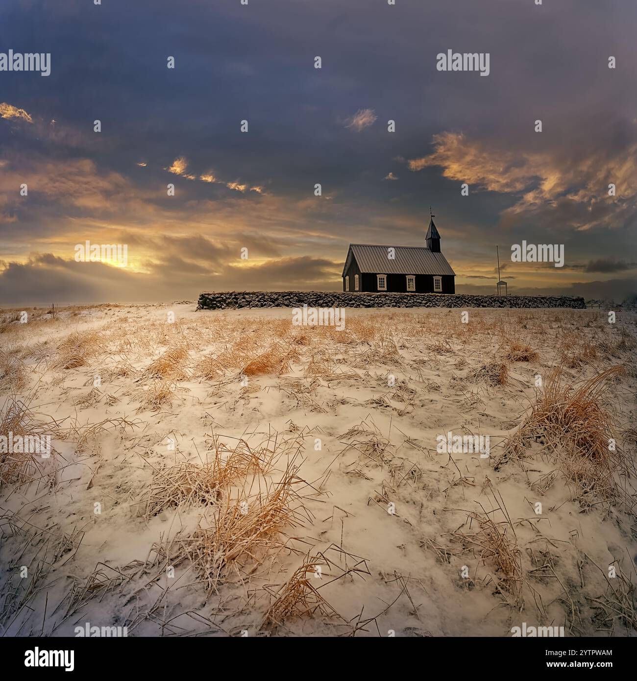 Sonnenaufgang im Winter in der Schwarzen Kirche von Budir, Island. Stockfoto