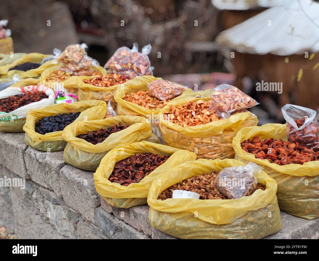 Ein Straßenhändler verkauft verschiedene Gewürzsorten und traditionelle türkische Trockenprodukte Stockfoto