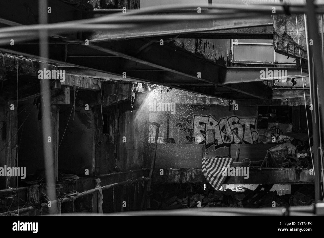 Am Ende einer langen Ära, die Segel sind endgültig geschlossen mit gomorra 07/12/2024 Neapel, Scampia Bezirk, heute Morgen der letzte Akt der berühmten Segel, alle letzten Bewohner haben ihre Häuser verlassen und der Abriss von zwei Segeln, das rote und das gelbe, und die endgültige Restaurierung des himmlischen Segels, Schauplatz des Todes von drei Menschen letzten Juli. Napoli Vele di Scampia Campania ITALIA Copyright: XFABIOxSASSOxxxFPAxFABIOxSASSOxFPAx IMG 6604 Stockfoto