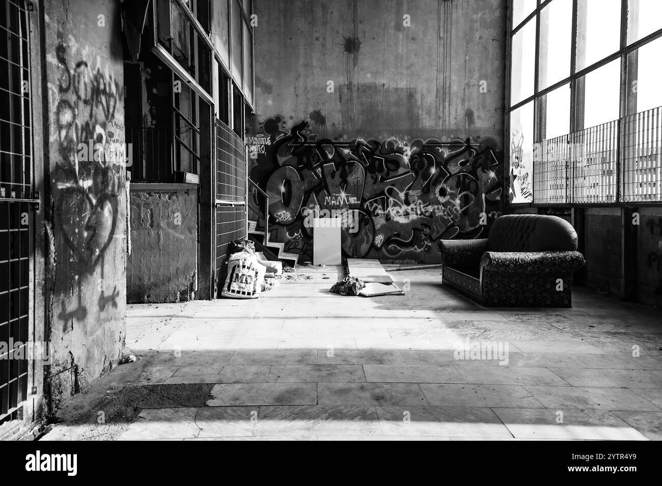 Am Ende einer langen Ära, die Segel sind endgültig geschlossen mit gomorra 07/12/2024 Neapel, Scampia Bezirk, heute Morgen der letzte Akt der berühmten Segel, alle letzten Bewohner haben ihre Häuser verlassen und der Abriss von zwei Segeln, das rote und das gelbe, und die endgültige Restaurierung des himmlischen Segels, Schauplatz des Todes von drei Menschen letzten Juli. Napoli Vele di Scampia Campania ITALIA Copyright: XFABIOxSASSOxxxFPAxFABIOxSASSOxFPAx IMG 6578 Stockfoto