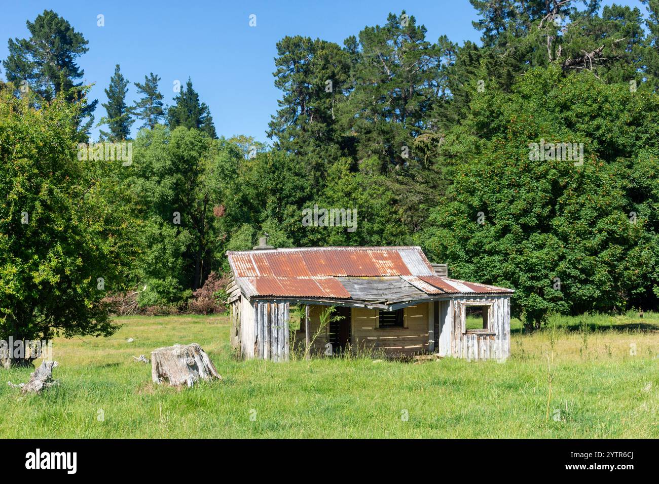 Verlassenes Bauernhaus auf dem Land, Fairlie-Tekapo Road, Kimbell, Canterbury, South Island, Neuseeland Stockfoto