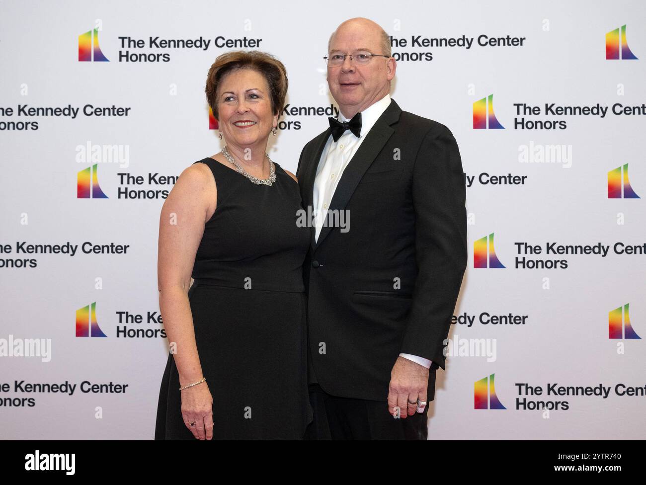 Deborah F. Rutter, Präsident des John F. Kennedy Center for the Performing Arts, und Ehemann Peter Ellefson kommen am Samstag, den 7. Dezember 2024, zur Medallion-Zeremonie zu Ehren der Empfänger der 47. Jährlichen Kennedy Center Honors im US-Außenministerium in Washington, DC. Die 2024 Preisträger sind: Der gefeierte Regisseur und Filmemacher Francis Ford Coppola die legendäre amerikanische Rockband The Grateful Dead (Mickey Hart, Bill Kreutzmann, Phil Lesh, Bobby Weir) Blues-Rock-Singer-Songwriter und Gitarrist Bonnie Raitt Jazz-Trompeter, Pianist und Komponist Arturo Sandoval und The Apollo, wh Stockfoto