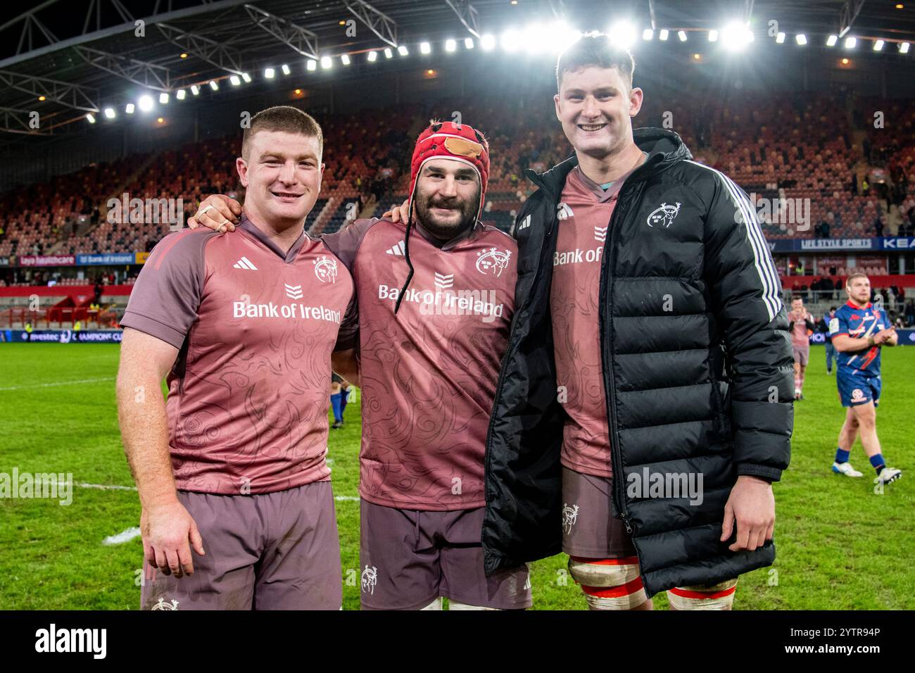 Limerick, Irland. Dezember 2024. Kieran Ryan aus Munster, John Hodnett aus Munster und Evan O'Connell aus Munster während des Investec Champions Cup, Pool 3, Runde 1 Spiel zwischen Munster Rugby und Stade Francais Paris im Thomond Park in Limerick, Irland am 7. Dezember 2024 (Foto: Andrew SURMA/ Credit: SIPA USA/Alamy Live News Stockfoto