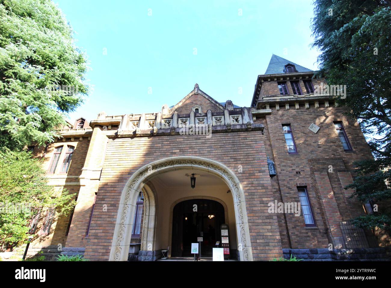 Der Eingang der ehemaligen Maeda Family Residence (erbaut 1929 im Besitz der Regierung) im Komaba Park, Tokio, Japan Stockfoto