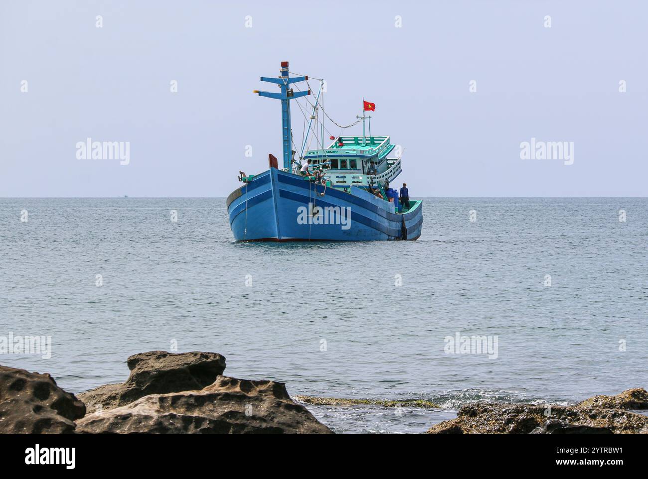 Phu Quoc, Vietnam. Dezember 2024: Vietnamesisches Fischerboot in Phu Quoc, Provinz Kien Giang, Golf von Thailand. Der US-Botschafter besuchte diese Insel im Süden Vietnams, die größte des Landes, um ein Hilfspaket in Höhe von 12,5 Millionen US-Dollar anzukündigen, um die Behörden bei der Stärkung ihrer Fähigkeiten zur Durchsetzung der Seeverkehrsvorschriften im Südchinesischen Meer und bei der Bekämpfung illegaler, nicht gemeldeter und unregulierter (IUU) Fangpraktiken zu unterstützen. Die EU warnt vor Verboten der Einfuhr von Meeresfrüchten aus der vietnamesischen Fischereiindustrie, wenn keine strengeren Maßnahmen gegen die IUU-Fischerei ergriffen werden. Quelle: Kevin Izorce/Alamy Live News Stockfoto