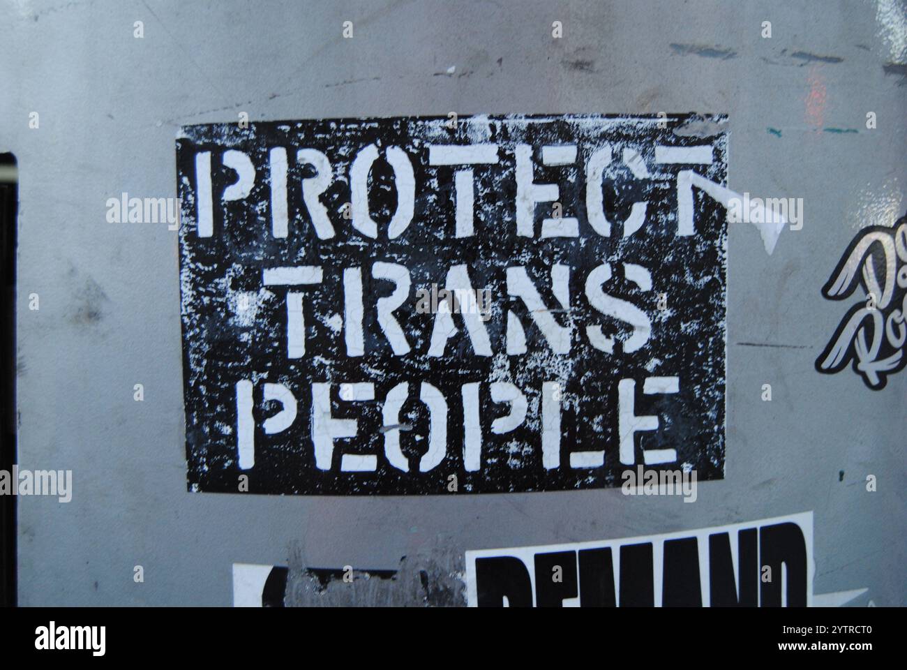 New York City, New York, USA – 07. Dezember 2024: Aufkleber mit den Worten „Protect Trans People“. Stockfoto