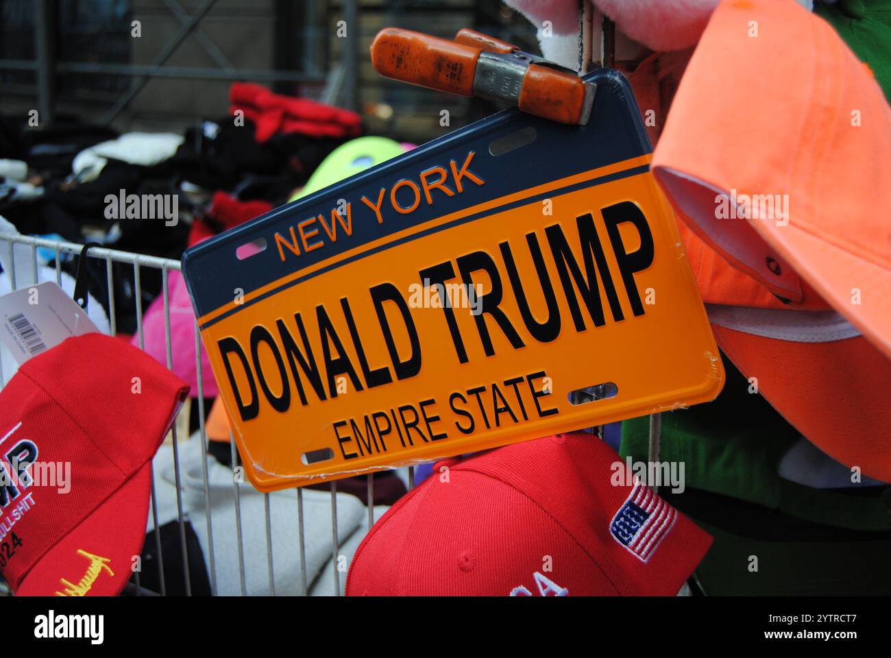 New York City, New York, USA - 07. Dezember 2024: Kennzeichen des US-Präsidenten Donald Trump. Stockfoto