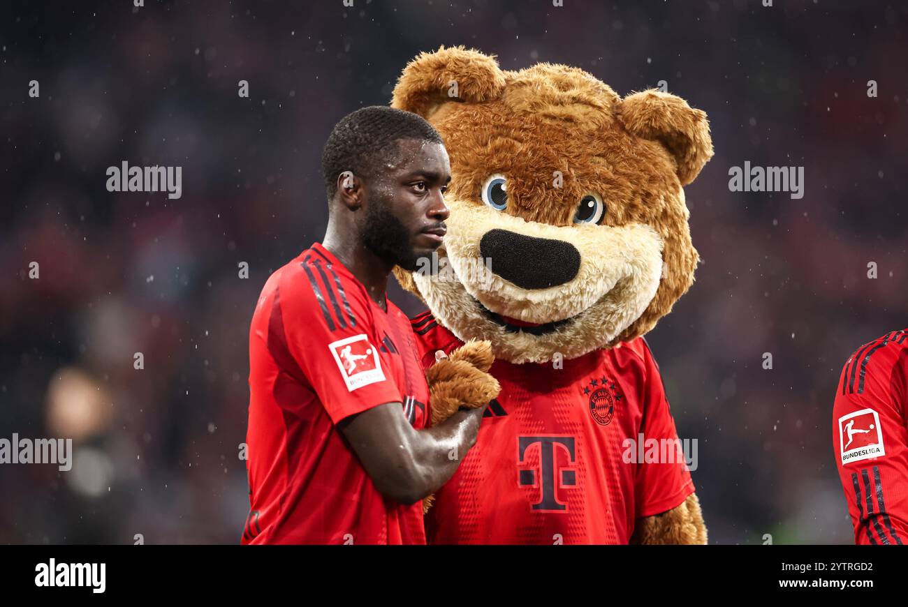 MÜNCHEN – 07. DEZEMBER: Dayot Upamecano vom FC Bayern München mit Maskottchen nach dem Bundesliga-Spiel zwischen dem FC Bayern München und dem 1. FC Heidenheim 1846 in der Allianz Arena am 07. Dezember 2024 in München. © diebilderwelt / Alamy Stock Stockfoto